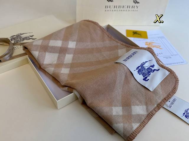 配盒纸袋 Size：180×55 Burberry 巴宝莉秋冬必备韩系围巾 很柔软保暖的一款围巾 百搭实用也做披肩， 不仅好看又可以保暖～ 随手一搭就很好看