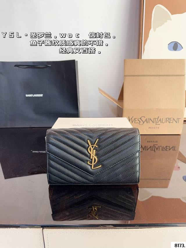 配礼盒. Ysl 圣罗兰 信封链条包 专柜新品 明星款 据说上市不到一个月被抢空 超多博主推荐 保留了ysl一贯的摇滚精神 走的都市随性风 值得打call 要不