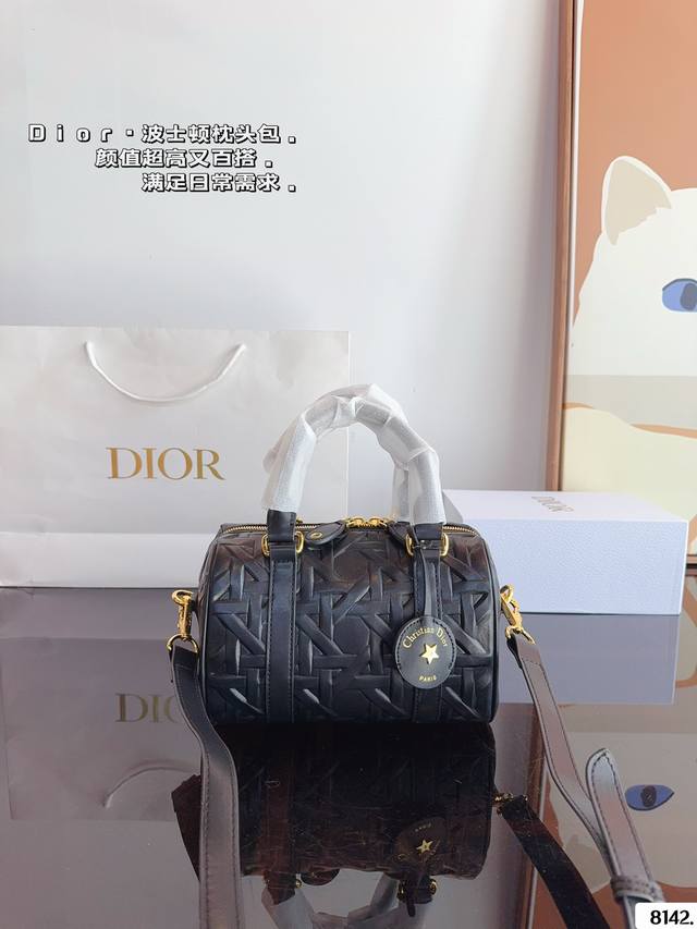 配礼盒. Dior Groove 波士顿 枕头包.上新啦 波士顿手袋出是50年代末和60年代名流的宠儿，随着生活方式的改变，小号波士顿包型，日常使用也是非常非常