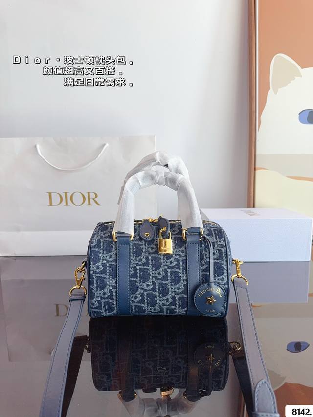 配礼盒. Dior Groove 波士顿 枕头包.上新啦 波士顿手袋出是50年代末和60年代名流的宠儿，随着生活方式的改变，小号波士顿包型，日常使用也是非常非常