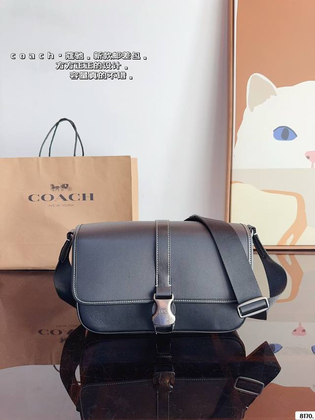 蔻驰新品 邮差包包 Coach 男士极简随身charter 霞charter 系列为 年轻潮流冒险者打造 兴旅行 日常 通勤搭配都很好上身 山包包虽小但是有很多