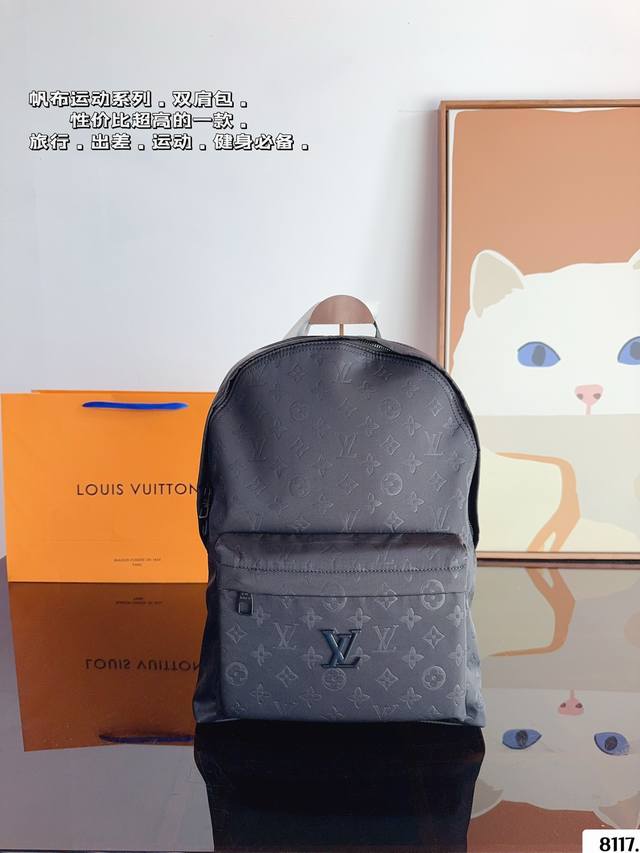 Lv 24Ss最新款双肩包 顶级进口原厂面料帆布 超高清五金logo标志、 专用里内里 做工精致每个细节到位！ 男人必备款。 尺寸 28*9*43Cm.