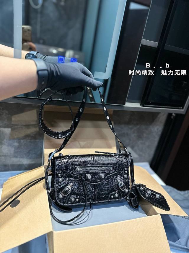 礼盒包装 油蜡皮 Size 24 13Cm 巴黎世家 法棍包 Balenciag Spring 24 又出新单品▲新款 Sling Bag来啦~ 法棍包型超级实