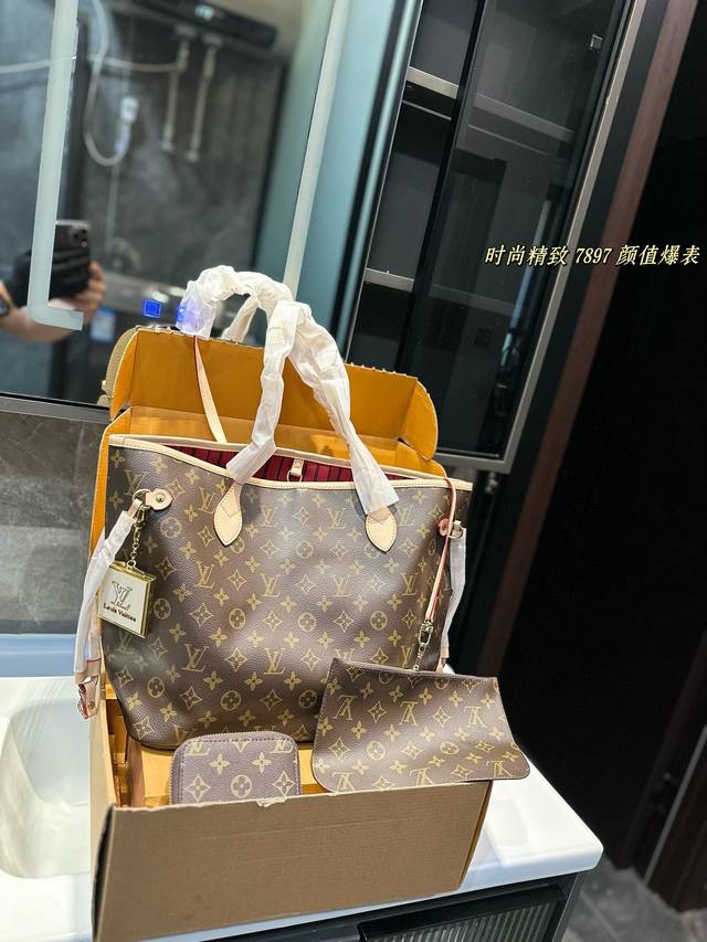 Size：32*28Cm L家 Neverfull 中号购物袋！ 骨灰级产物！车线末端均为三针重线加固！ 大家拿到后可以感受下！配镜子钱包