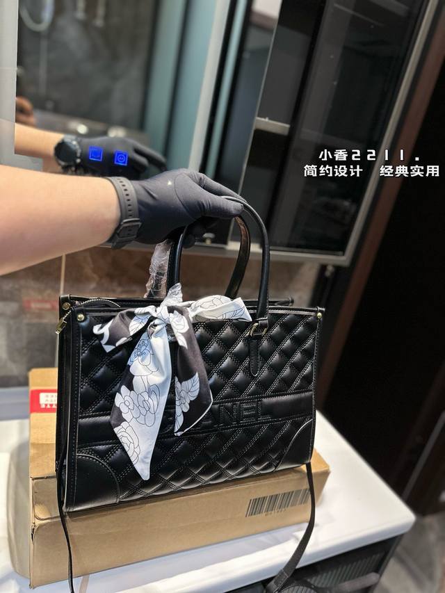 香奈儿 Chanel 新款 手提包手感超级好 原版五金 超级大牌 以华丽高贵的外形成为当下最炙手可热之作人手必备，明星热捧，精匠之作。尺寸：34*12*24Cm