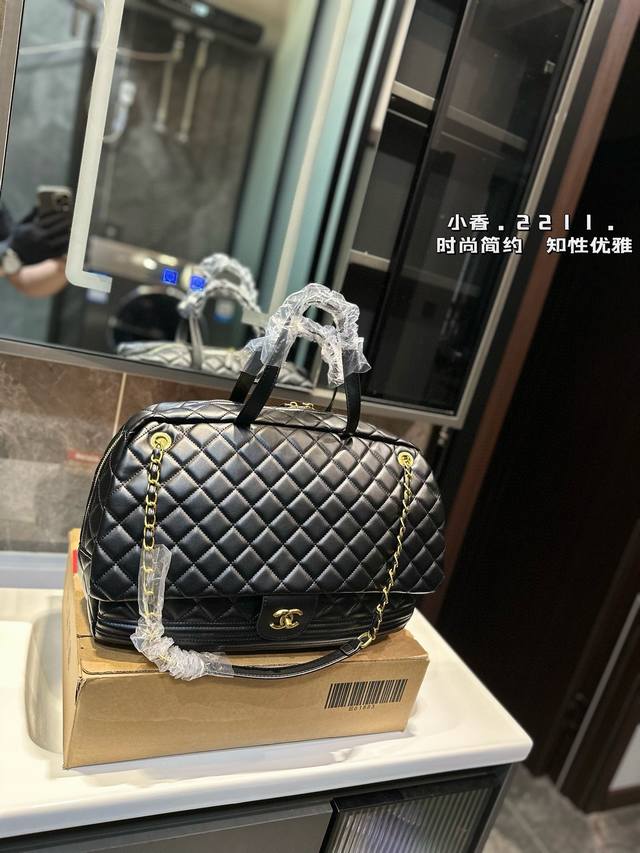 Chanelcf系列 Cf包香奈儿#精致女神推荐入手呦 美貌与实用并存 近年超盛行而小香这款做的超级棒 百搭休闲,职业,萌新等多种风格 材质是原版牛皮工艺 内里