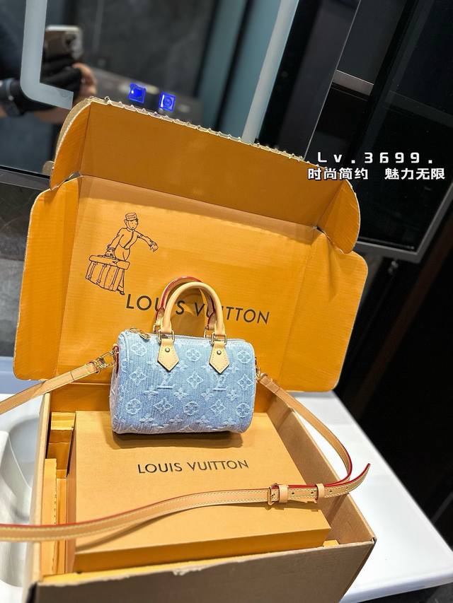 Lv Speedy 丹宁枕头包 这款retiro 手袋以标志性的lv老花面料制成，搭配奢华的变色牛皮饰边，经典永恒。优雅低调的外形设计和宽敞的包 .尺寸：16*