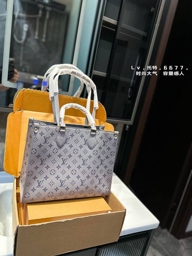 Lv 爆款购物袋 丛林系列 购物袋 Mini Onthego 购物或周末出游 拎起 Onthego 手袋即刻出发 Lv 新款 购物袋大花新料拼色 每一面都有不同