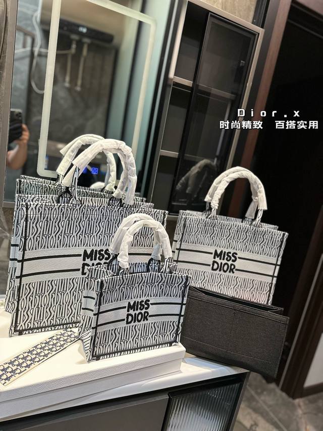 礼盒包装 迪奥 托特包 系列.这款 Dior Book Tote 手袋由 Dior女装创意总监玛丽亚 嘉茜娅蔻丽 Maria Grazia Chiuri 设计，