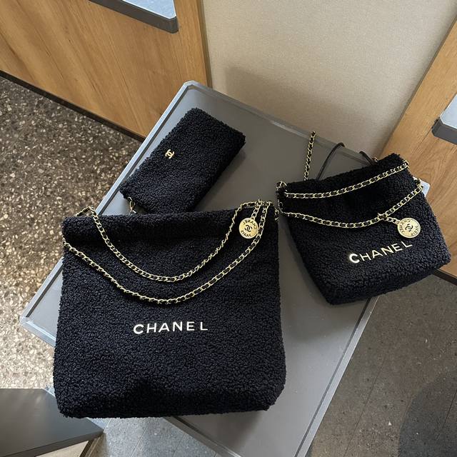 礼盒包装 Chanel 千呼万唤的羊羔毛系列 今年火遍全网的垃圾袋 不多说啦直接上现货 搜索 小香家 垃圾袋j！ 尺寸31Cm 20Cm