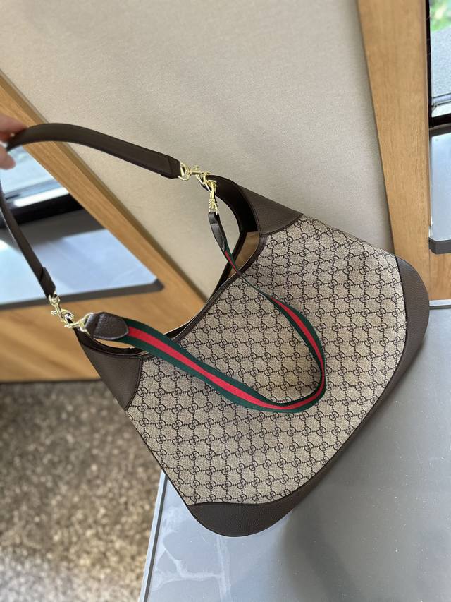 Gucci Tote 托特 Gucci B Bag绝对是让你在2024秋冬成为最松弛女主的“时尚利器”，它因为足够“大”而让人不得不注视00它，复古又时髦，满满