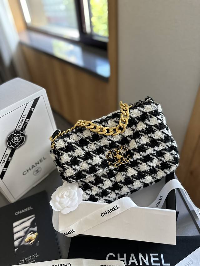 折叠礼盒包装 Chanel 19 新品绝美丝绒 最近好多明星都在背chanel 19 丝绒 这款包是由老佛爷karl Lagerfeld和chanel现任创意总