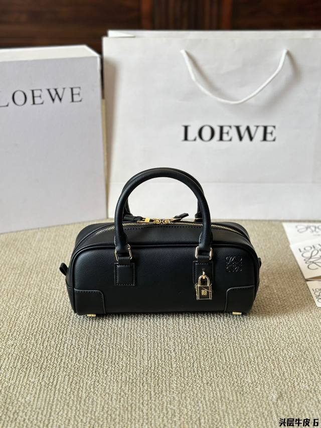 头层牛皮 Loewe 手提包 Loewe最近又放大招哈 它的出现直接让各位宝们按耐不住了 延续经典的同时，又赋予了肩带新的背法触感舒适，非常轻柔，结合几何形状包