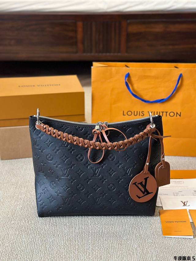 牛皮版本 Lv Sac Sport 手袋采用柔软 Monogram Empreinte 压纹皮 革塑造弧形轮廓，以复古构型和精巧细节致意品牌典藏设计。充裕空间令