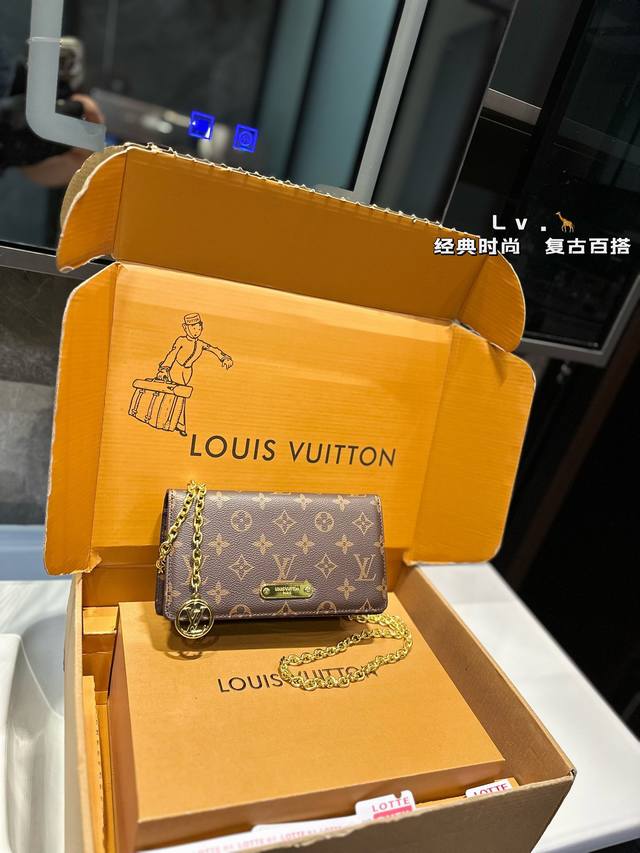 Lv Wallet On Chain Lily 8月刚上市，很小巧的一款包包，很轻，容量较小，可以装手机，匙包，唇膏，一点纸巾。金属链条比较幼，可以调节，做腋下