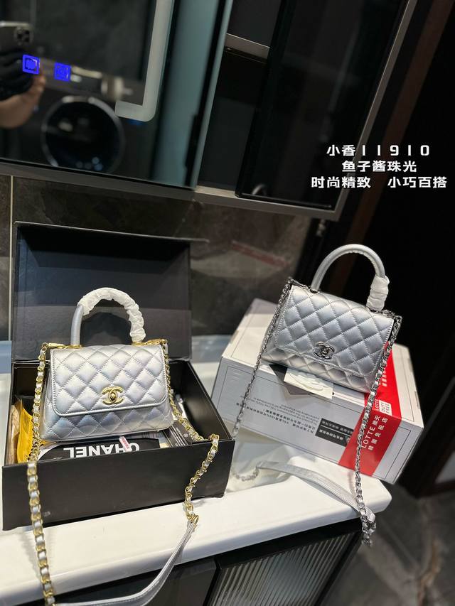 Chanel香奈儿 1Coco Handle 塞尔兹堡系列 女士手提口盖包，专柜在售香奈儿 Hass 御用鱼子酱材质！原装五金扣 励泰手缝定制，手提是高级的蜥蜴