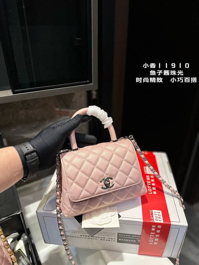 Chanel香奈儿 1Coco Handle 塞尔兹堡系列 女士手提口盖包，专柜在售香奈儿 Hass 御用鱼子酱材质！原装五金扣 励泰手缝定制，手提是高级的蜥蜴