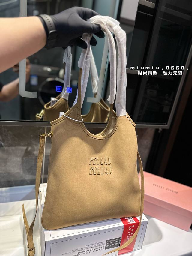 Miumiu新款托特tote 今年的风刮的太猛了 老多爆款了！ 这款的版型也太好看了吧！ Miumiu准备承包我的夏天吗size：35*33Cm