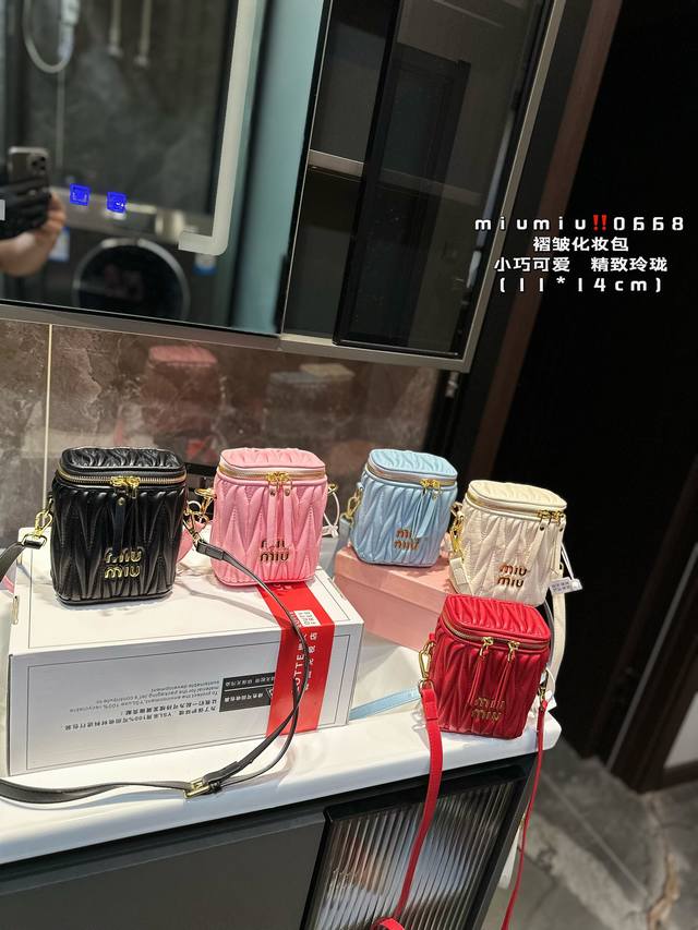 礼盒包装 Miumiu 褶皱化妆包 Miumiu褶皱羊皮一直很火 看了下包型hobo我有了 保龄球对小个子略显笨重 意外种草了这个小盒子好i好i 买前纠结买红色