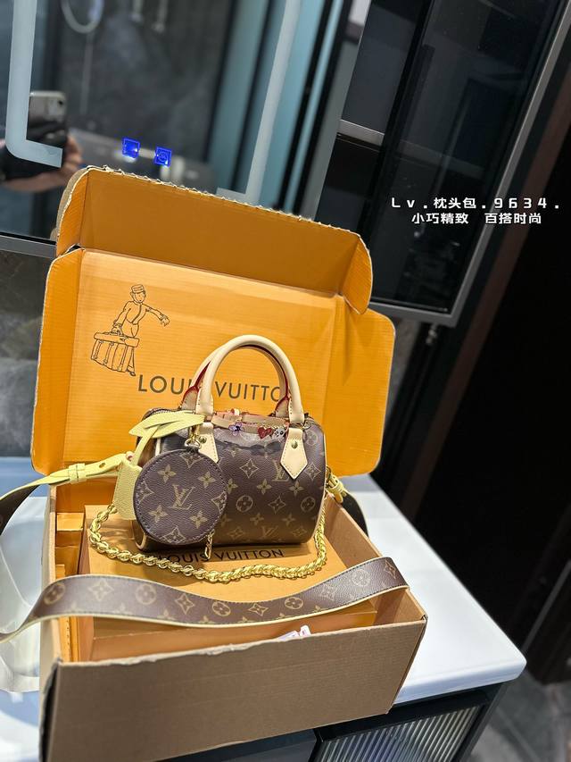 Lv Speedy 20枕头包 Lv 新款系列 City Keepal手袋,全网首发 Lv Speedy Nano 枕头包这款retiro 手袋以标志性 经典永