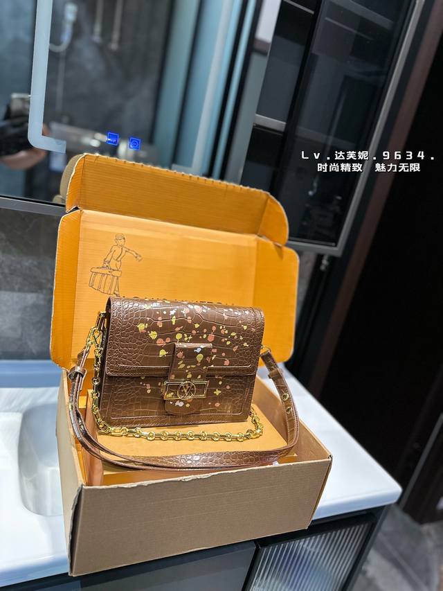 Louis Vuitton Lv走秀款dauphine达芙妮邮差包，全牛皮，万能搭配四季，夏日轻薄都能hold住。复古但上身时髦的信封包，线条硬朗流畅。绝对是一