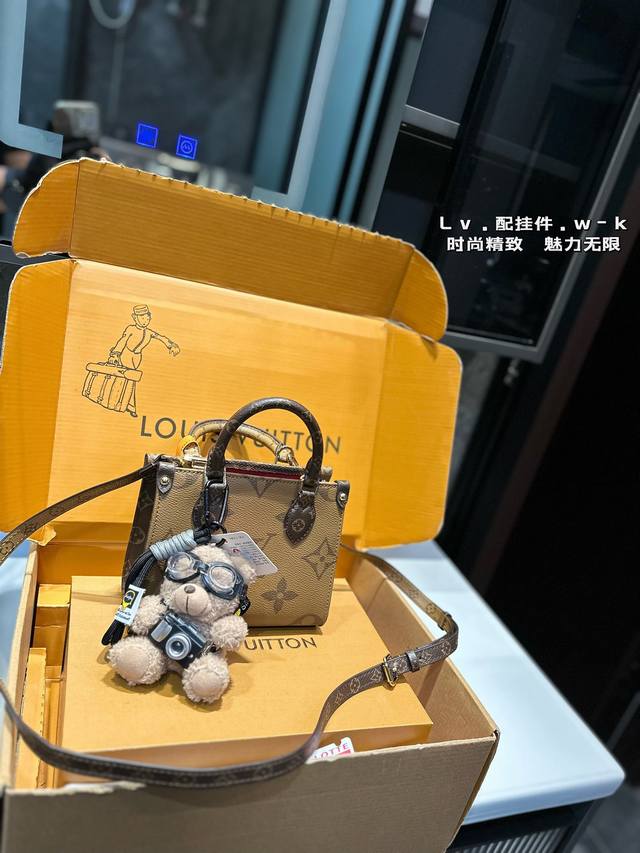 Lv Onthego 超迷你丛林包外观设计简洁大气 百搭时尚。包包容量大 内部空间宽敞 可以轻松放入你的日常必需品lv Onthego托特中号是一款非常实用又时