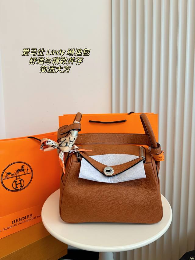 配盒 爱马仕hermès Lindy琳迪包 舒适与精致并存 简洁大方却又不失小心机 轻松打造优雅通勤穿搭 尺寸:27*14Cm