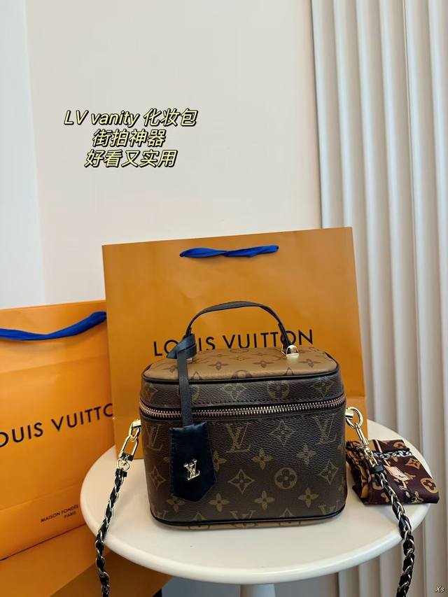 配盒 Lv 路易威登vanity化妆包 高级感满满,走秀款老花拼色化妆包，经典老花设计百搭耐看，实物的每一处细节都透露着精致的设计感，绝对高级感满满，反色的设计