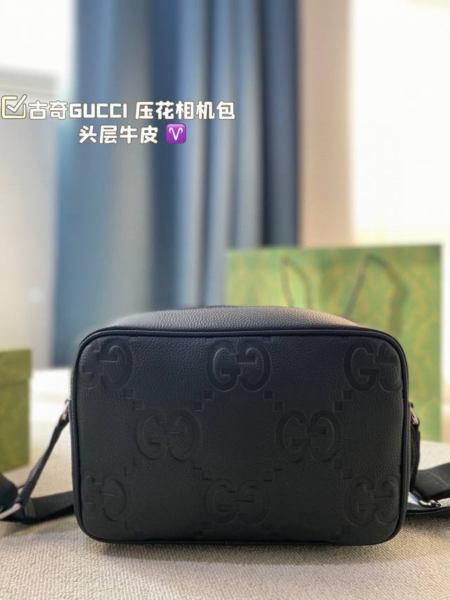 配盒尺寸28.18 酷奇gucci 压花相机包 头层牛皮 无论自重、容量都很好，既特别也好搭配，衣橱里的的t恤卫衣衬衫通通配起来没问题 非常日常实用，也很适合用