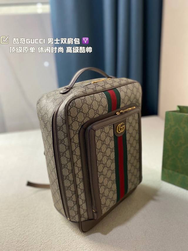 尺寸28.38 酷奇gucci 男士双肩包 顶级原单 休闲时尚 高级酷帅 经典配色，彰显品牌的标志性风格！ Logo的点缀，展现品牌的时尚气息与独特魅力！ 经典