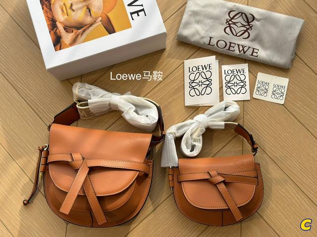 配盒 Size：21 18小 29 21大 Loewe 罗意威 新肩带很美哦！ Gate Bag马鞍包斜挎包， 感觉gate是loewe的礼物 ！ 牛皮皮质！