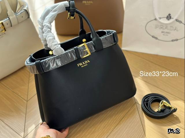 Prada 新包上线 Prada 秀款－皮带包终于到机场店啦！全包采用最顶级牛皮制作，烫金logo,细节满满。皮带可拆卸，可以换上自己喜欢的皮带搭配不同风格，可