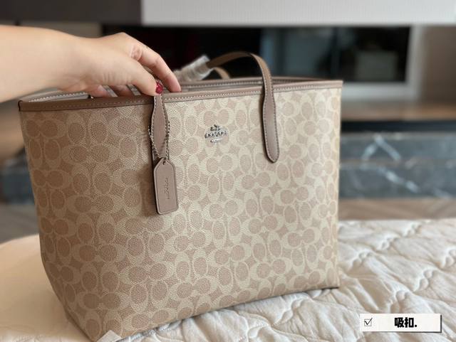 配盒 Size：35*27Cm Coach家 吸扣单面city托特包 经典logo购物袋tote包 大爆款 分分钟断货！ 搭配不同衣服 一年四季都可以用！ 搜索