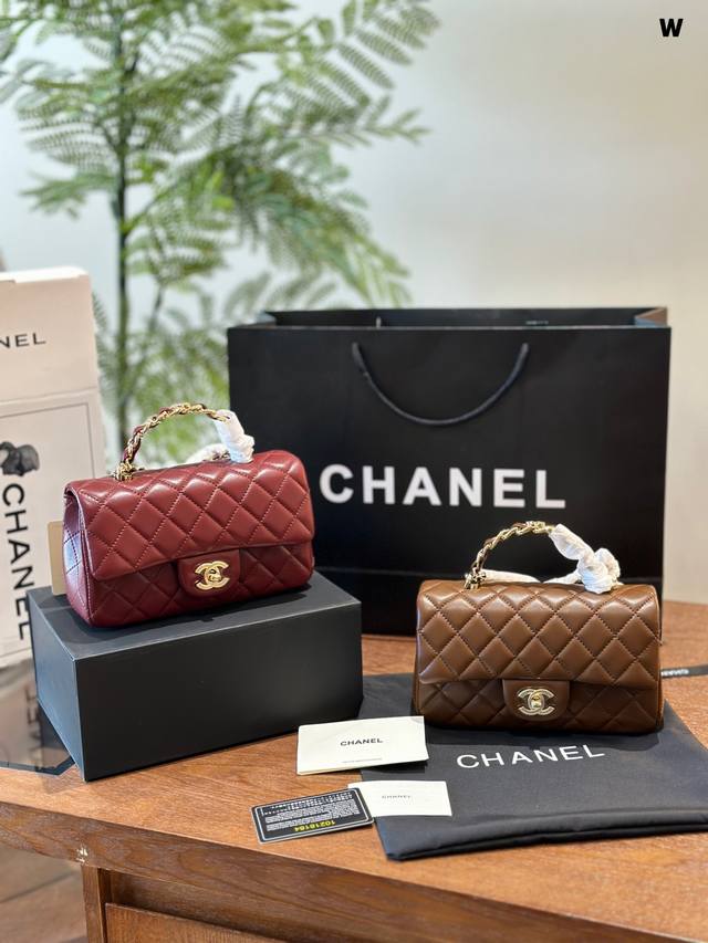 Chanel Cf Mini Handle手提款酒红砂金扣20Cm 最新经典cf Mini Flap Handle手柄bag 羊皮“酒红”做旧砂金扣 尺寸: 2