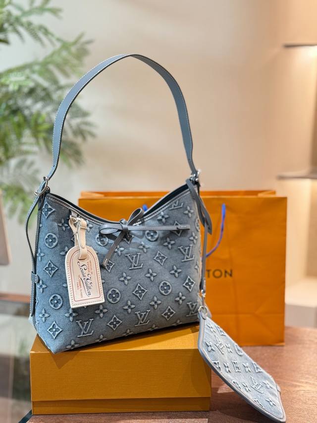 Lv Carryall 年度包王 Size:31.26Cm 带有蝴蝶结的腋下包喜欢吗，内附一只收纳零钱包，性价比颜值超在线了..牛仔购物袋