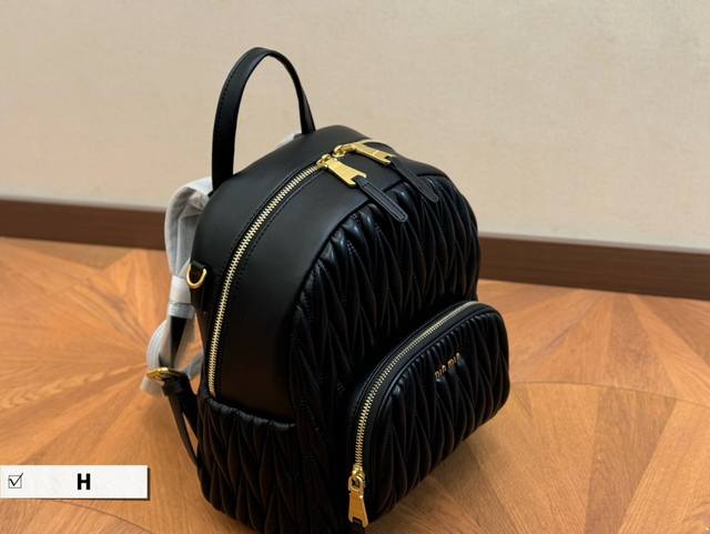 Size：25*27Cm 今年miumiu赢麻了 难得碰见有这只双肩包 甜飒酷女总裁值得拥有！ Miumiu太懂少女心啦