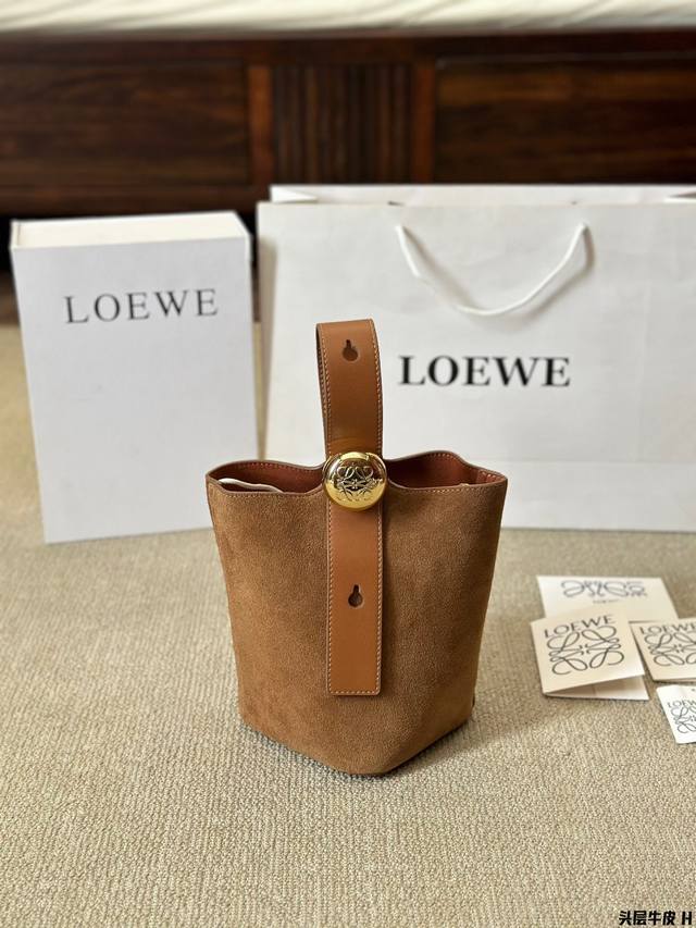 头层牛皮 Loewe Pebble 小号 水桶包终于来咯！！ Loewe也有属于自己的“菜篮子”啦！！ Mini尺寸精致可爱，还配有一根可调节的长肩带 包包可手