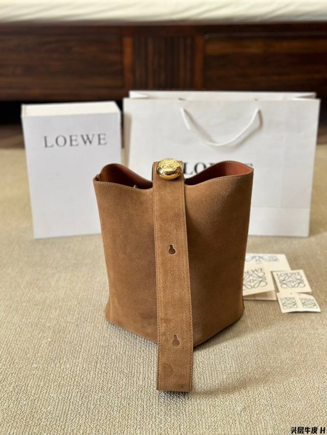 头层牛皮 Loewe Pebble 大号 水桶包终于来咯！！ Loewe也有属于自己的“菜篮子”啦！！ Mini尺寸精致可爱，还配有一根可调节的长肩带 包包可手