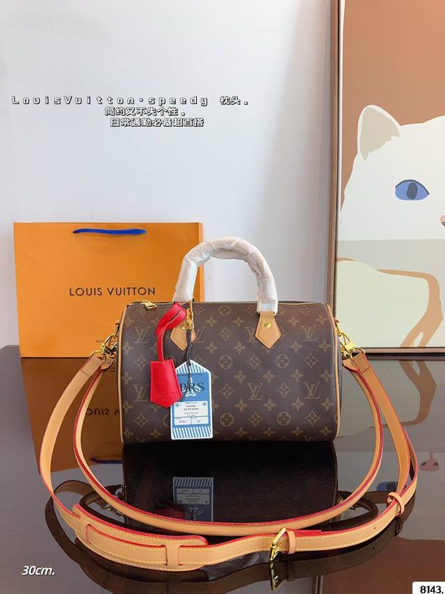 Lv X Nigo Keepall 30.枕头包 手袋是一款理想的都市手袋。 标志性的造型与经典的 Monogram 帆布，加之多种携带方式和奢华的天然牛皮饰边