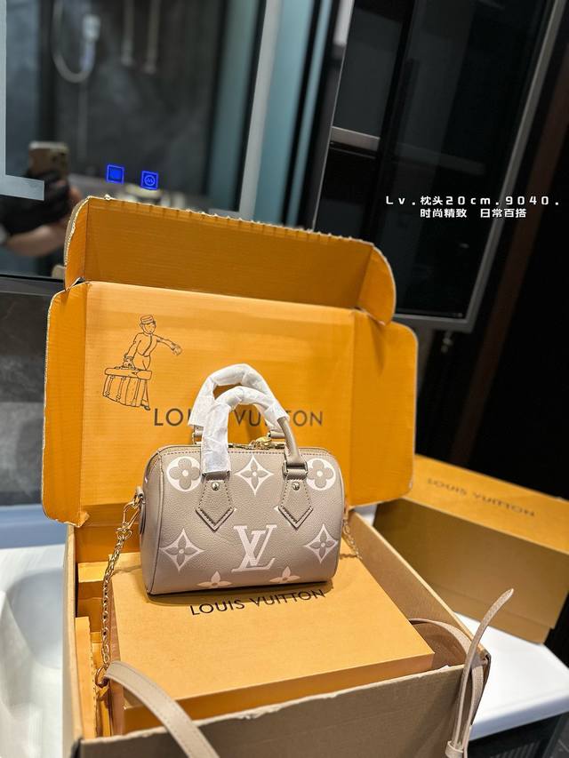 礼盒包装 Lv Speedy 20Cm枕头包 无论版型 内里和专柜毫无差别 真正原版复刻 内里可拆卸 火遍全球的爆款机场大包 机车女神包 明星同款 贵气而充满活