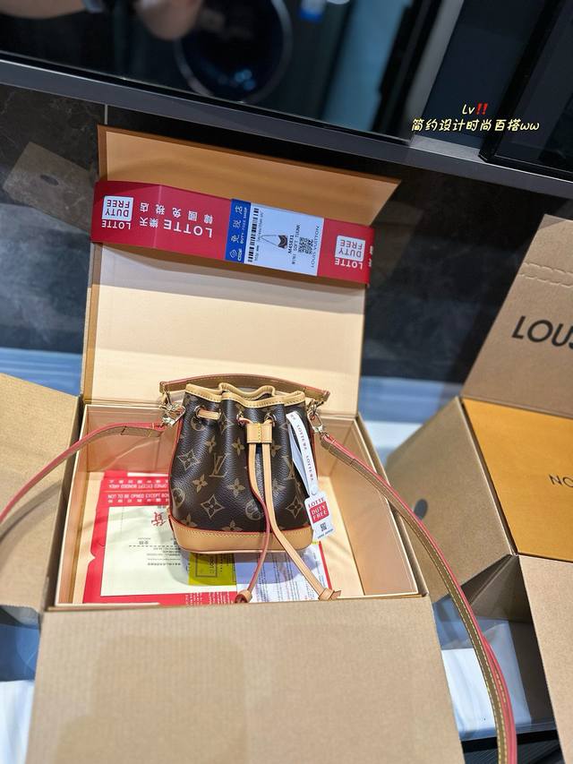 折叠礼盒 Lv Ss 新款 Mini 小水桶 手柄的设计 比nano容量大 比bb更小巧 喜欢不要错过 彩色超细纤维粘合内衬，金色金属饰件，束绳闭合 尺寸：13