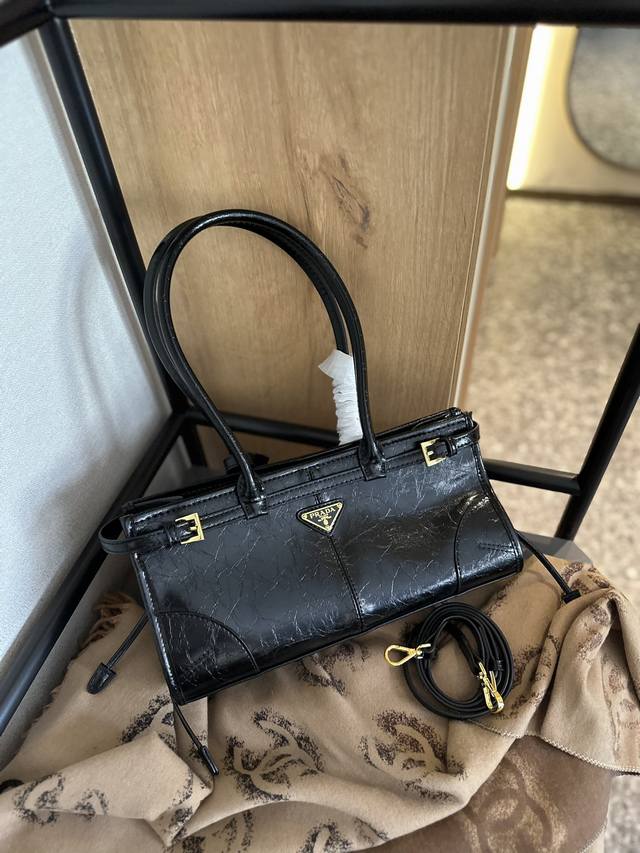 礼盒包装 Prada 新款 手提包 Tote 配长肩带 慵懒随性又好背 上身满满的惊喜 高级慵懒又随性 彻底心动的一只 Size：32 15Cm