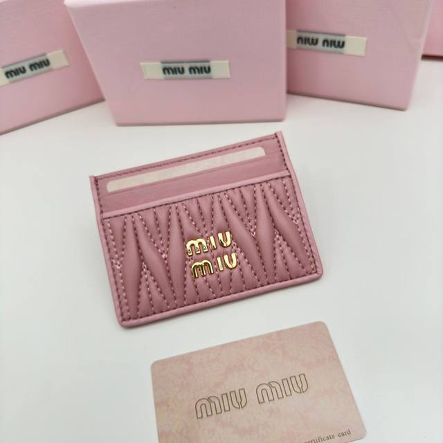 Miumiu 3514颜色 黑 粉 蓝 尺寸 8*10.5Miumiu专柜最新款！专柜爆款热力来袭，经典提花压纹设计，釆用顶级进口小羊皮，皮质细腻柔软，做工精细