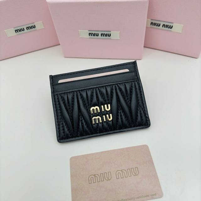 Miumiu 3514颜色 黑 粉 蓝 尺寸 8*10.5Miumiu专柜最新款！专柜爆款热力来袭，经典提花压纹设计，釆用顶级进口小羊皮，皮质细腻柔软，做工精细