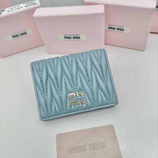 Miumiu 3513颜色 黑 蓝 粉尺寸 11.5*10*3 Miumiu专柜最新款！专柜爆款热力来袭，经典提花压纹设计，釆用顶级进口小羊皮，皮质细腻柔软，做