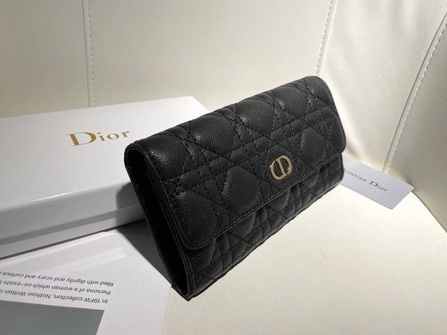 Dior 3608颜色 黑色尺寸 19*10.5*3.5Dior专柜款火爆登场！采用进口小牛皮，绝美绣线，做工精致，媲美专柜！