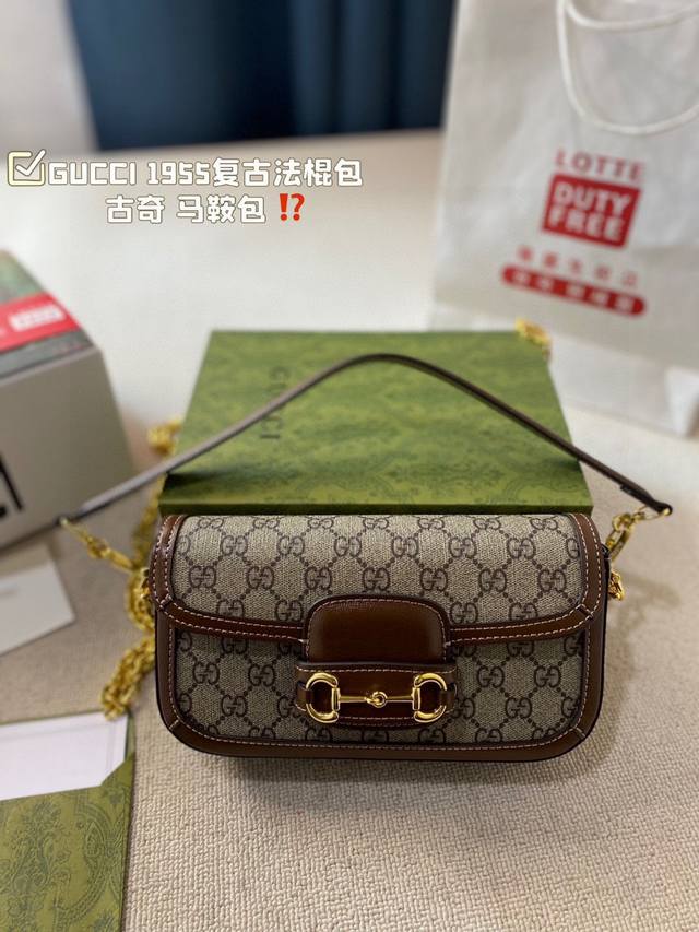 原单品质 Gucci 1955复古法棍包。 Gucci 1955家族又新填一位新成员在原有的经典马鞍包设计上等比例缩小定型包工艺显得更加小巧精致 配了一根超美的