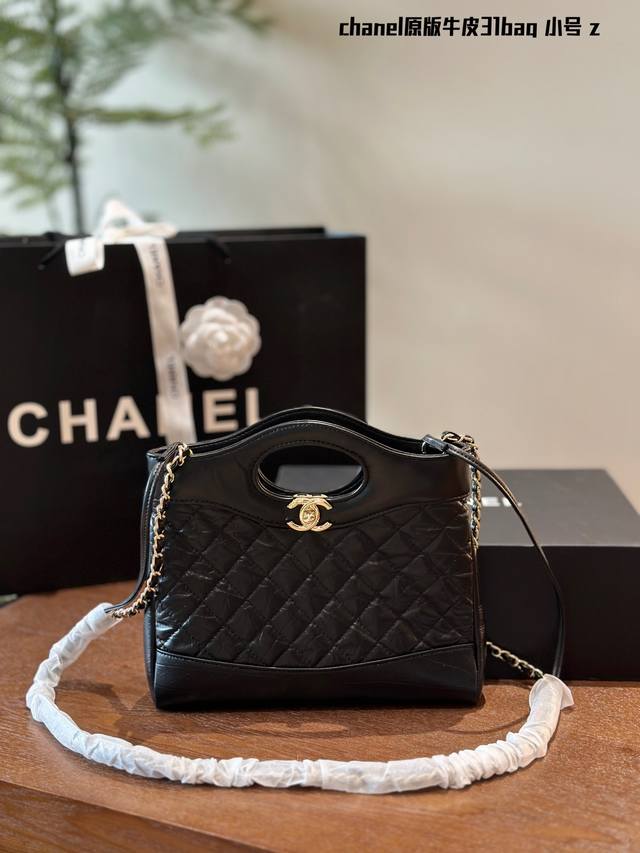 小号 Chanel 31 Minibag黑金2上 身真的爱了 据说是这一季23A的包王，本以为我这种大号体型背这 个mini太小，但其实上身还不错 而且包包质感