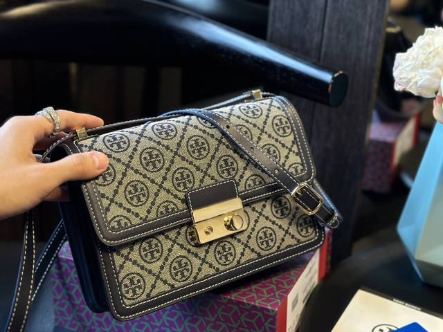 折叠礼盒 Toryburch 托里伯奇 新品来袭談 系列：经典丁 Monogram 图案，提花织物演绎浓郁 品牌特色。魅力隽永又风格独具 这款肩背包形状精妙，饰