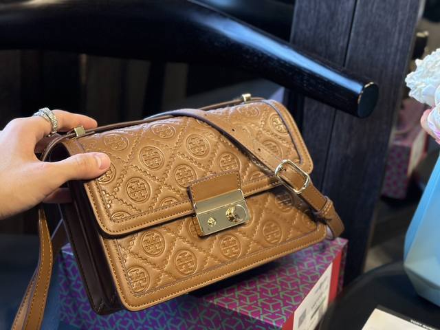 折叠礼盒 Toryburch 托里伯奇 新品来袭談 系列：经典丁 Monogram 图案，提花织物演绎浓郁 品牌特色。魅力隽永又风格独具 这款肩背包形状精妙，饰